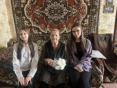 «Цветущие улыбки весны: активисты  Движения Первых поздравили труженицу тыла  и педагогов-ветеранов с Международным женским днём»