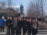 Храним память в чистоте:  семиклассники привели в порядок памятник «Воину Победителю» 