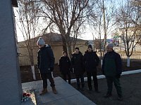 Юные патриоты приняли участие в благоустройстве территории памятника Воину-победителю