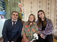 «Цветущие улыбки весны: активисты  Движения Первых поздравили труженицу тыла  и педагогов-ветеранов с Международным женским днём»