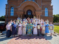 Митрополит Игнатий наградил многодетных жен священнослужителей